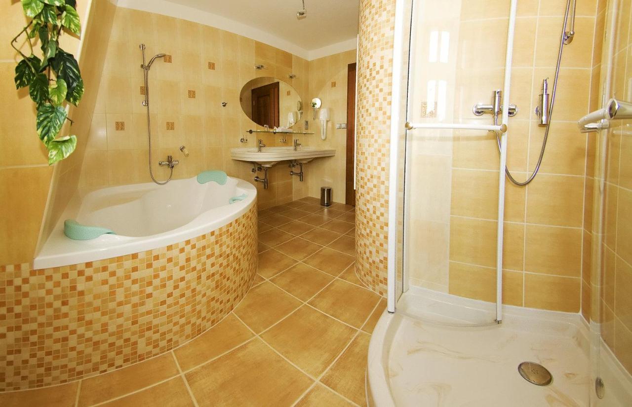 Double or Twin Room Wellness,912968434:JPEG