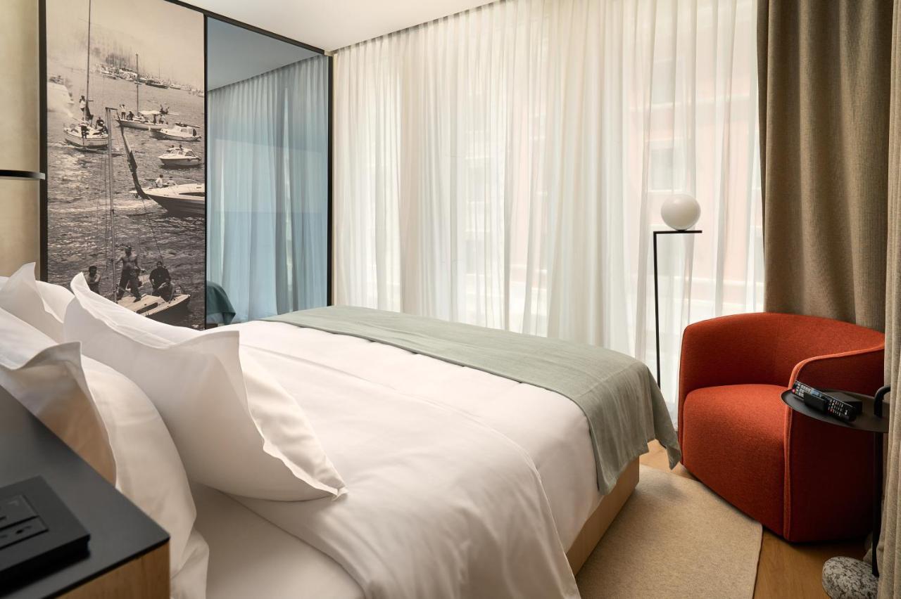 Classic Zimmer mit Kingsize-Bett und Straßenblick
