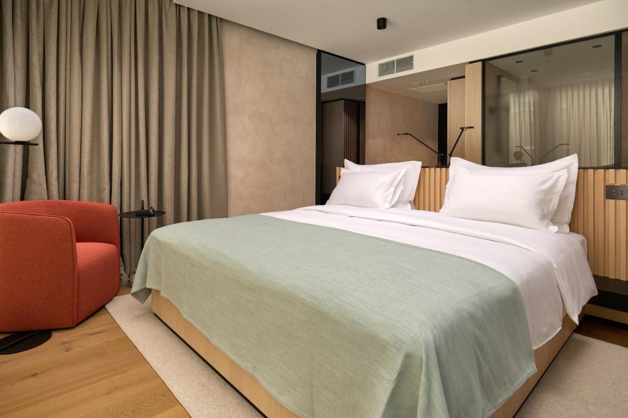 Superior Zimmer mit Kingsize-Bett und Straßenblick