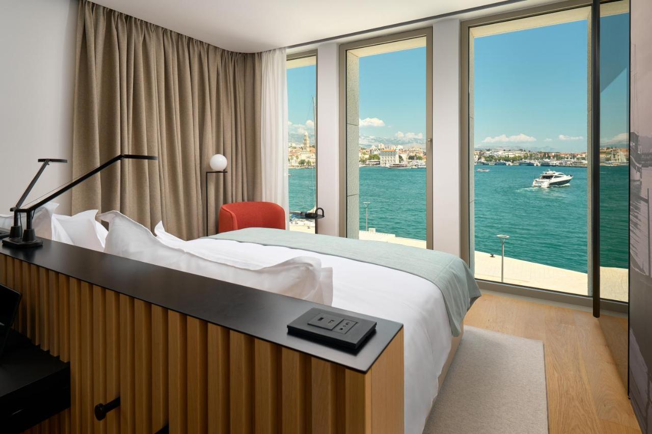 Superior Zimmer mit Kingsize-Bett und Meerblick