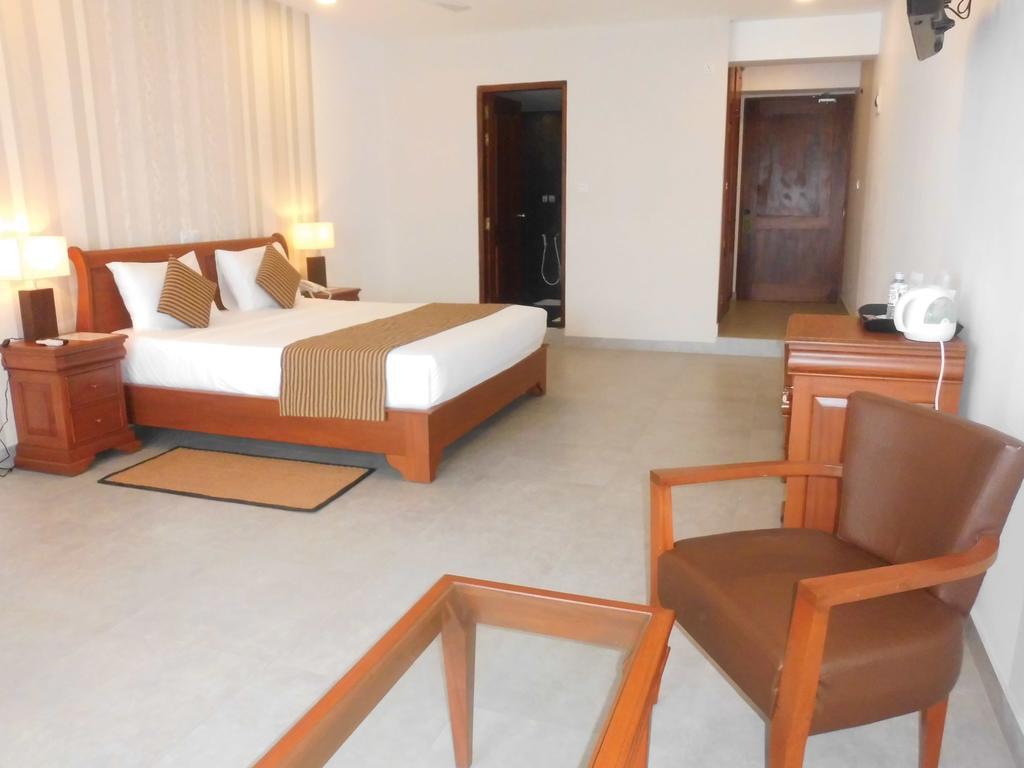 Doppelzimmer mit Kingsize-Bett