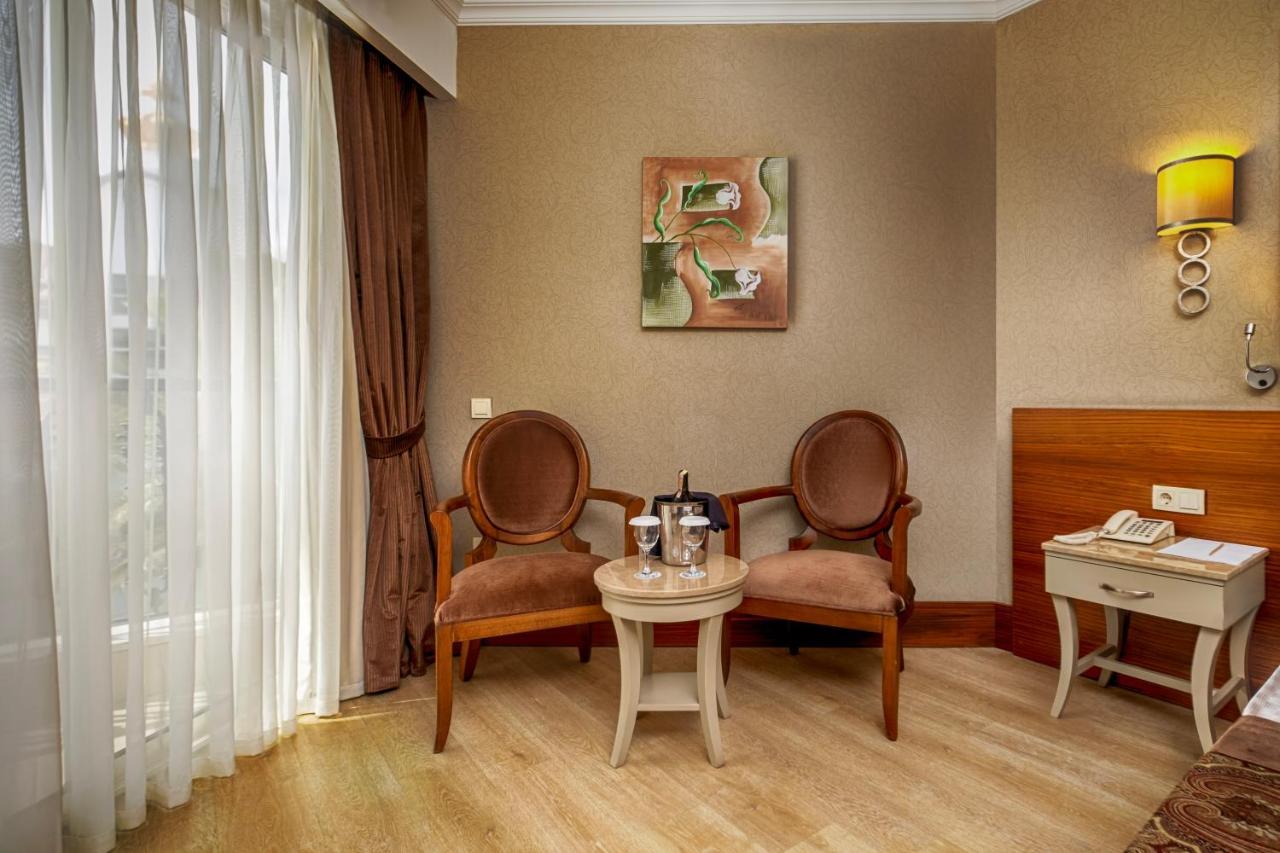 Dreibettzimmer mit Poolblick