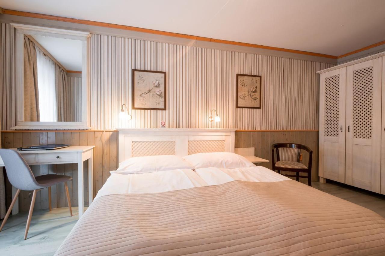 Familienzimmer mit Balkon und Zugang zum Wellnessbereich