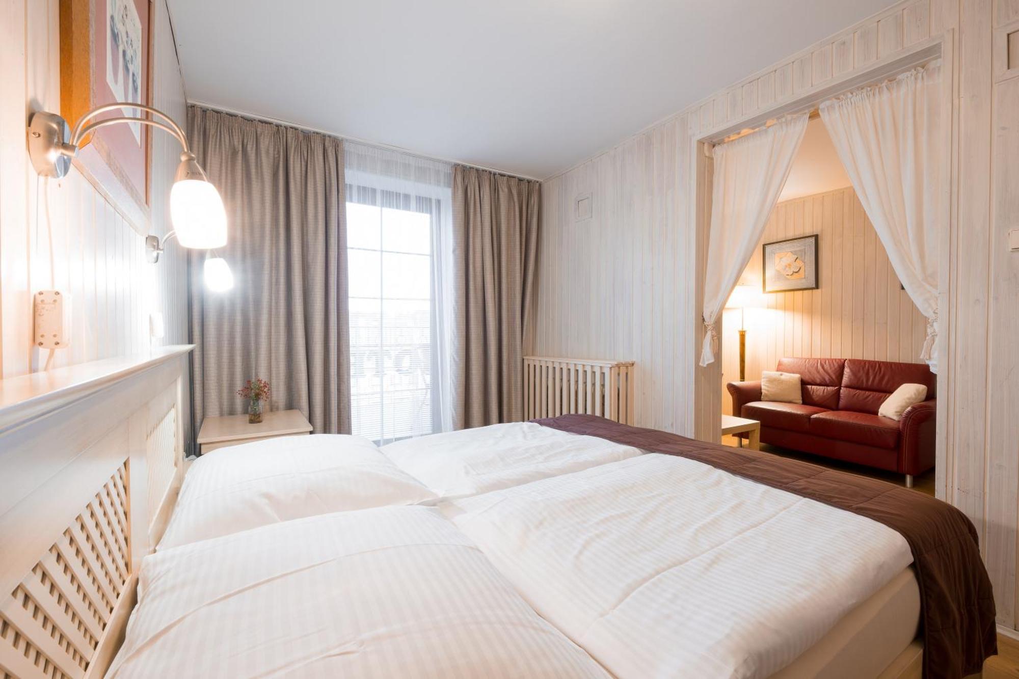 Familienzimmer mit Balkon und Zugang zum Wellnessbereich