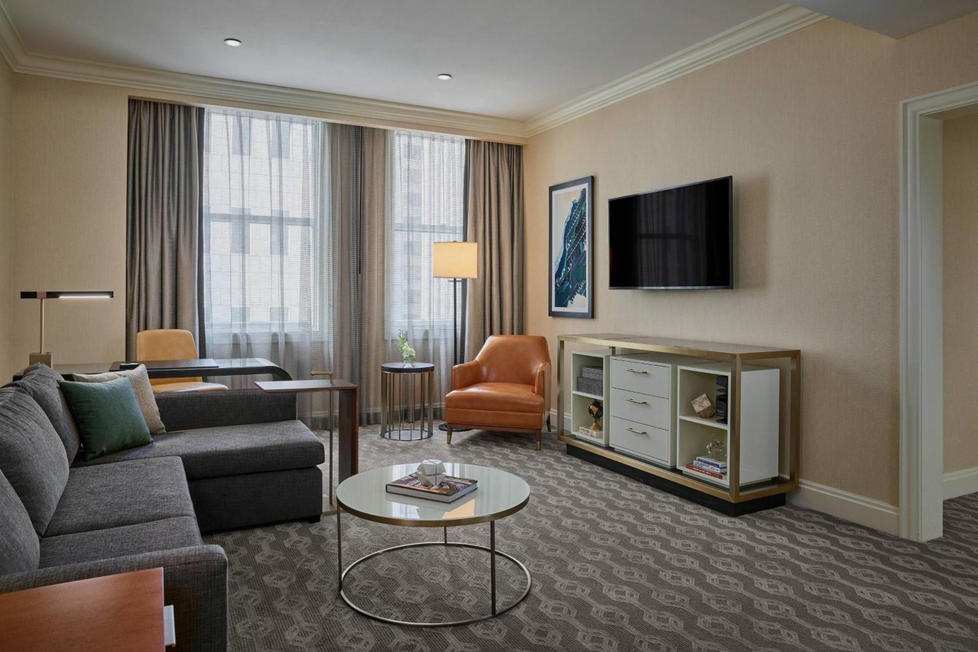 Luxury One-Bedroom Suite,1548393217:JPEG