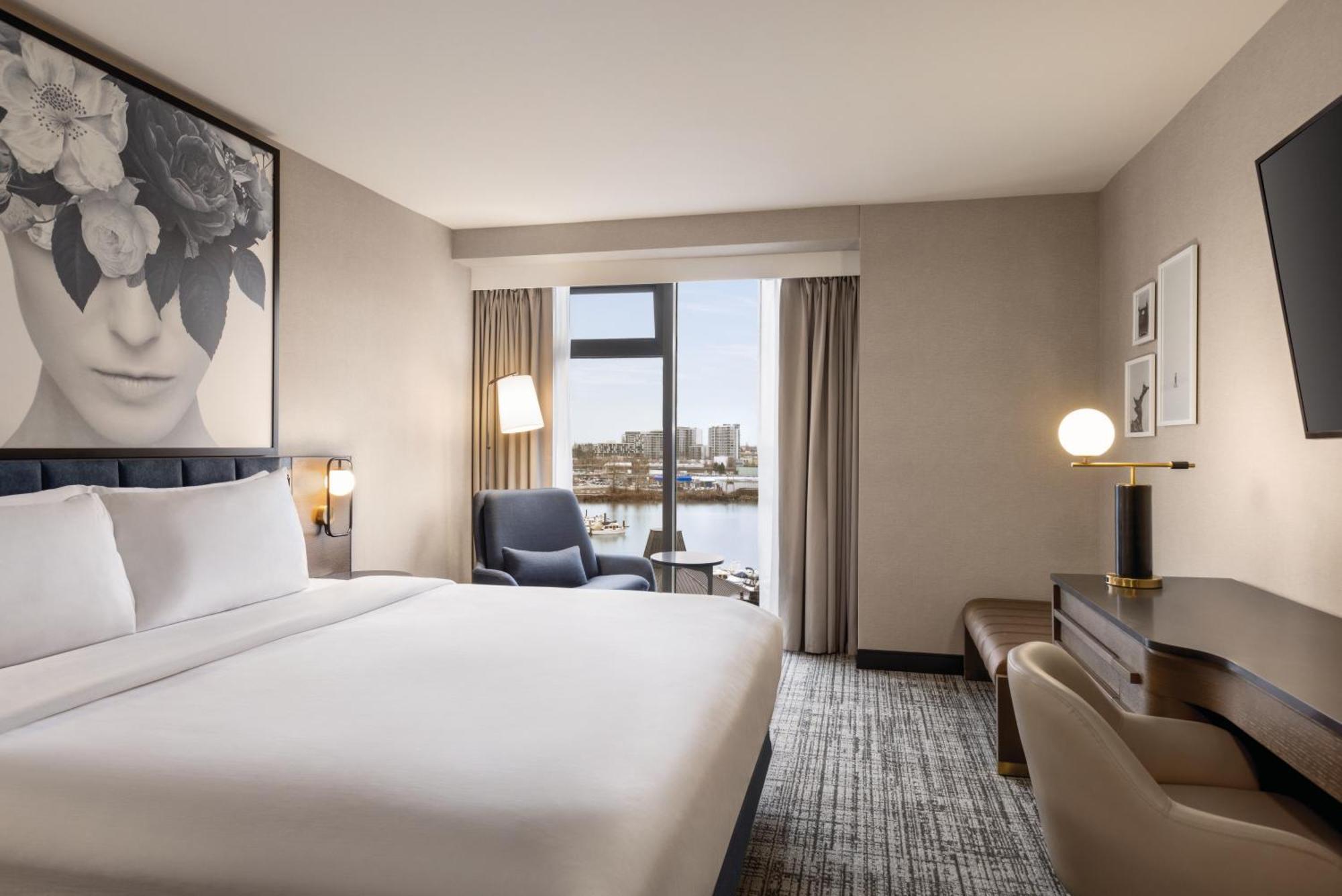 Zimmer mit Kingsize-Bett und Blick auf den Yachthafen - Nichtraucher