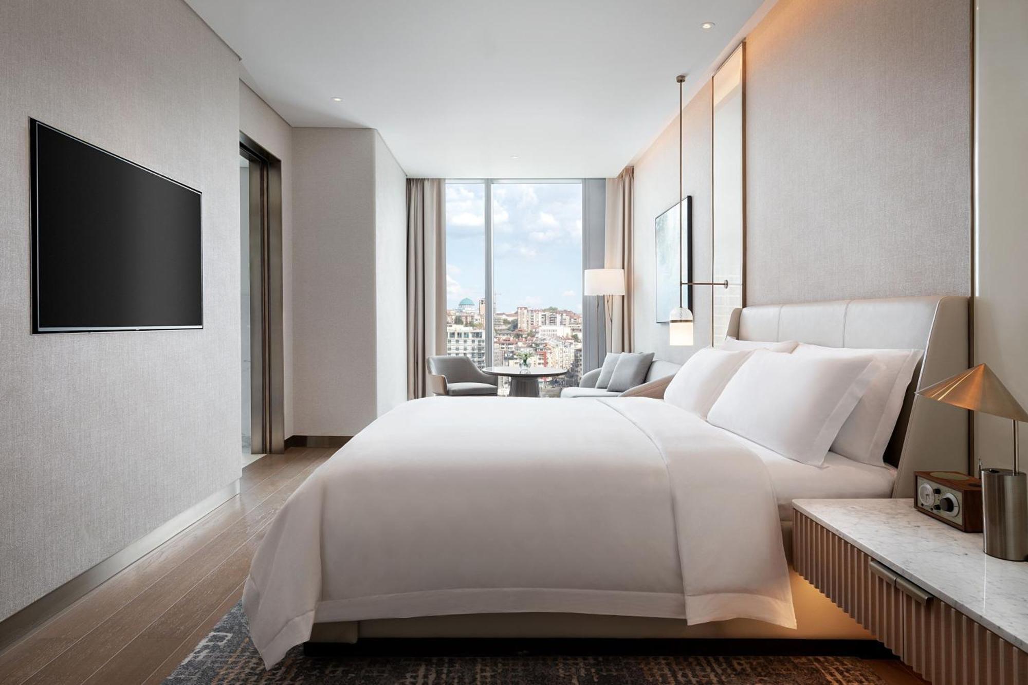 Zimmer Grand Luxe mit Kingsize-Bett und Stadtblick