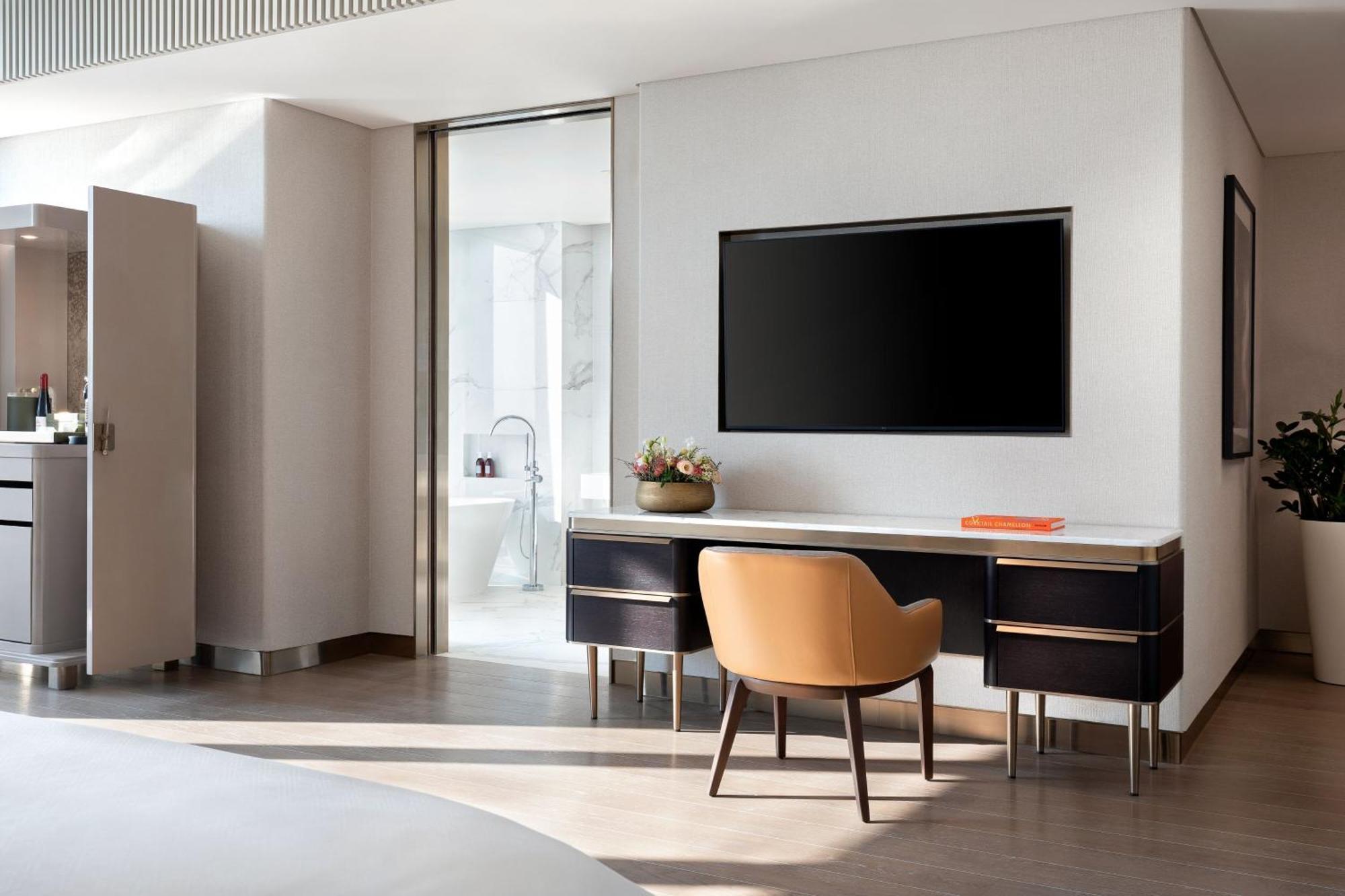 St. Regis Junior Suite mit Kingsize-Bett und Flussblick