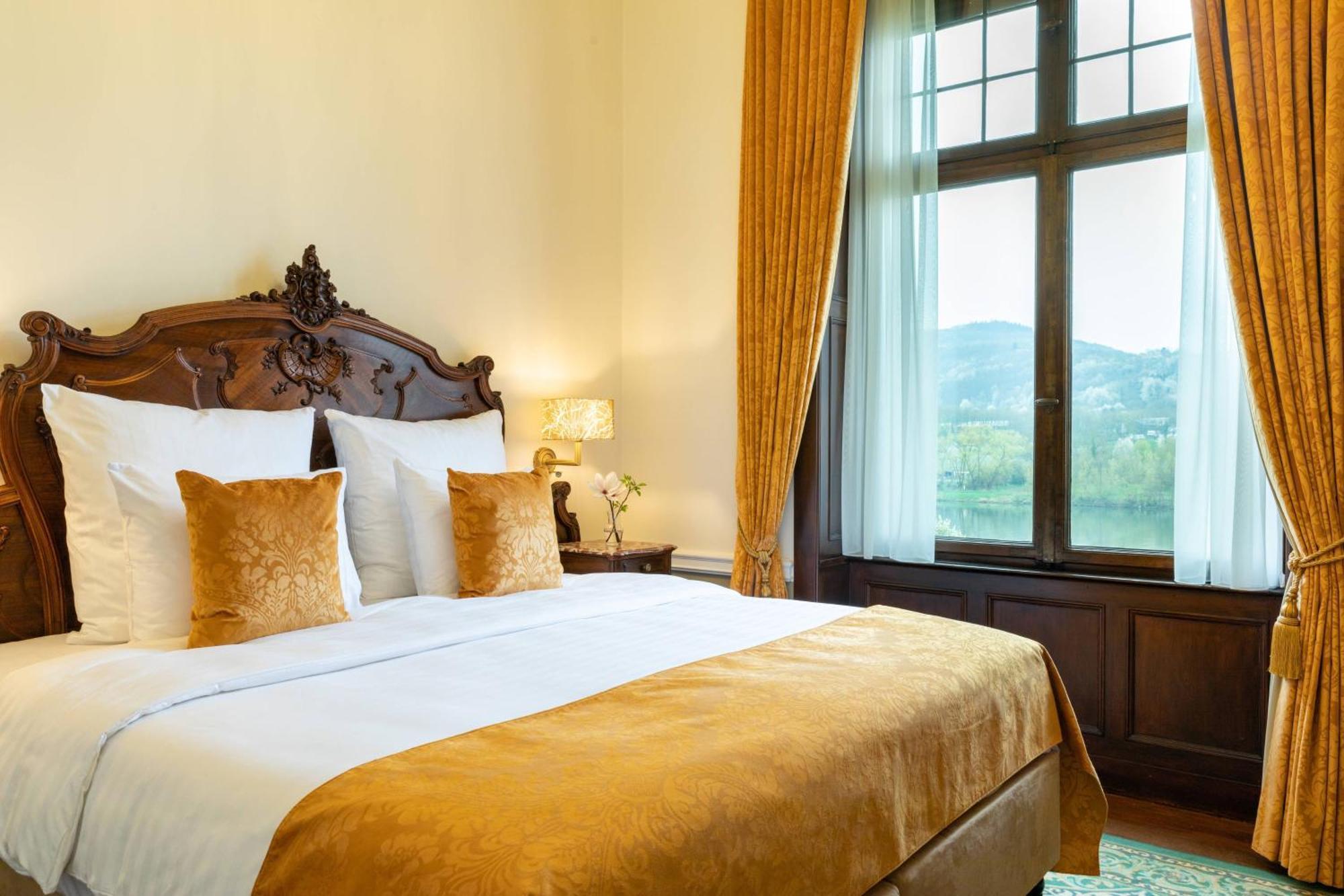 Größeres Zimmer mit 1 Kingsize-Bett und Moselblick