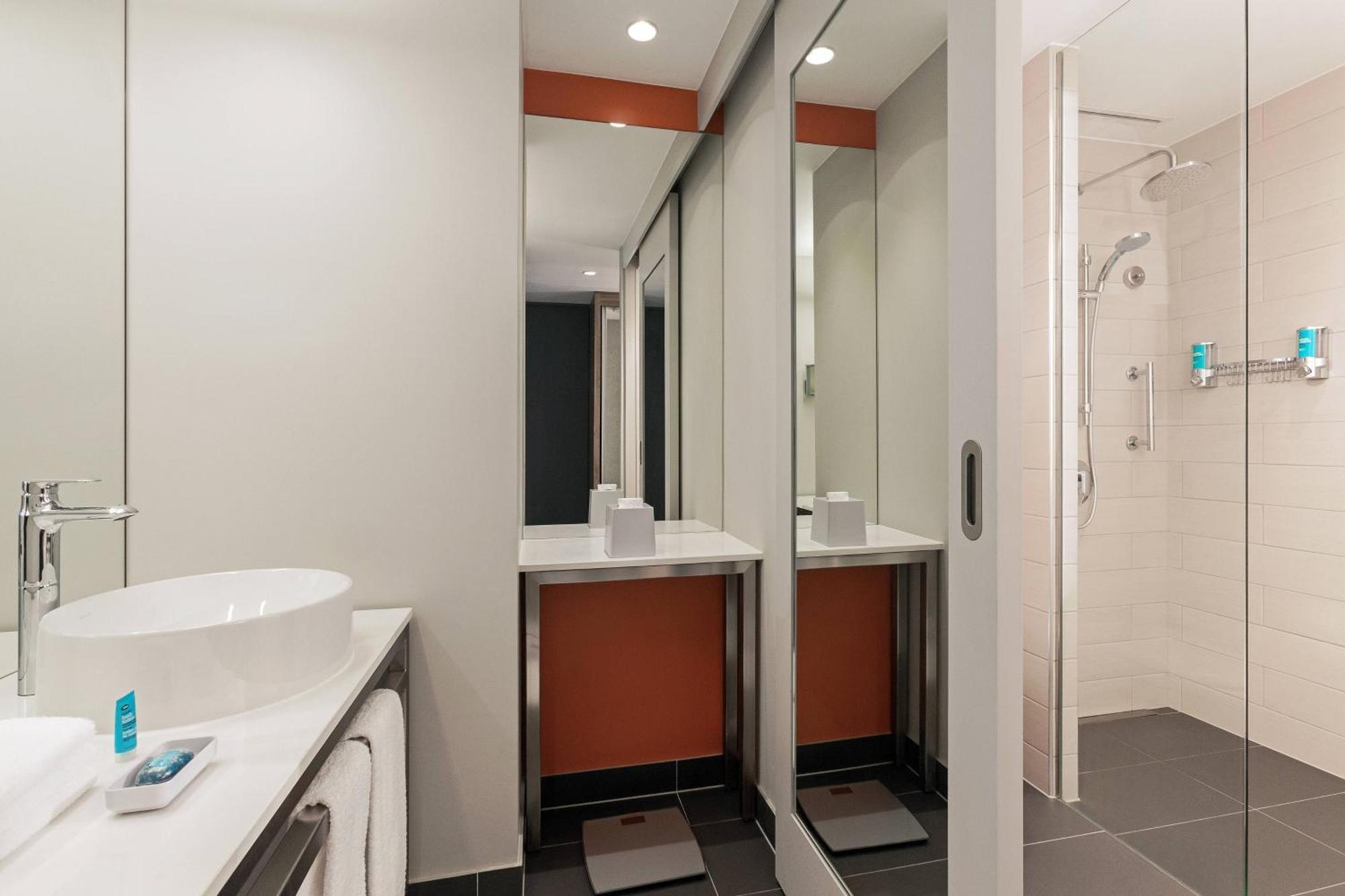 Aloft King Room including F&B Spa & Abra Boat Tour