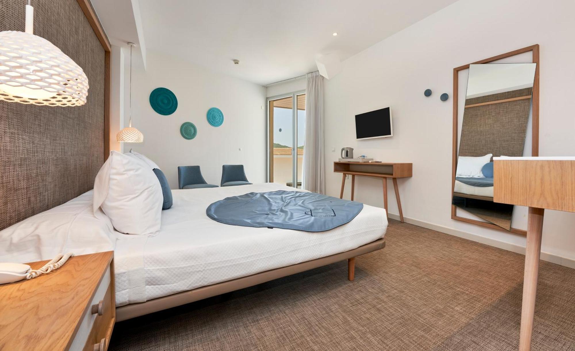 Doppel-/Zweibettzimmer mit seitlichem Meerblick