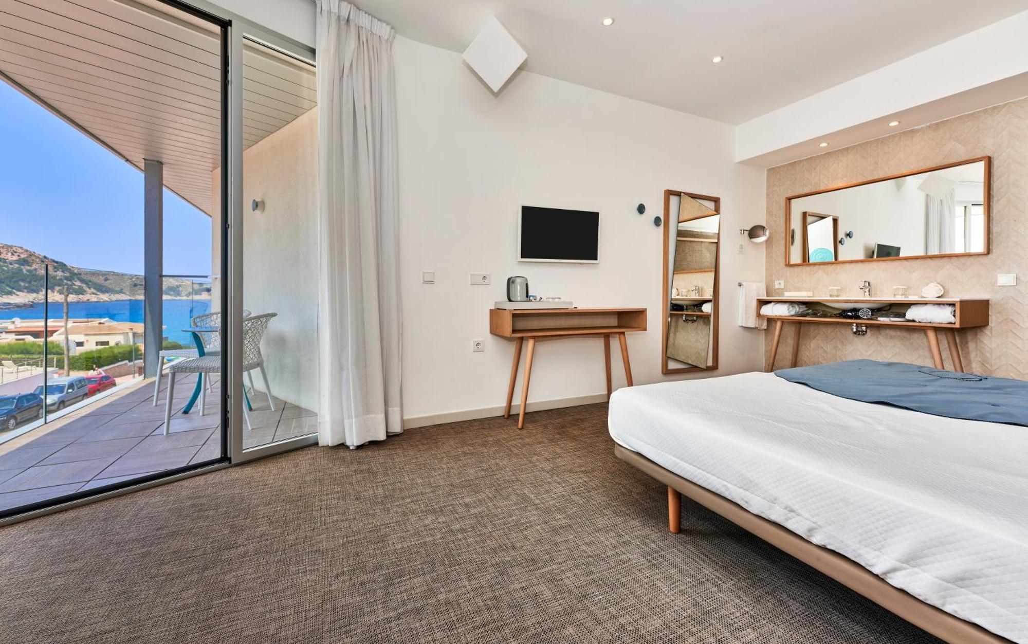 Double or Twin Room Partial Sea View,1682930234:JPEG