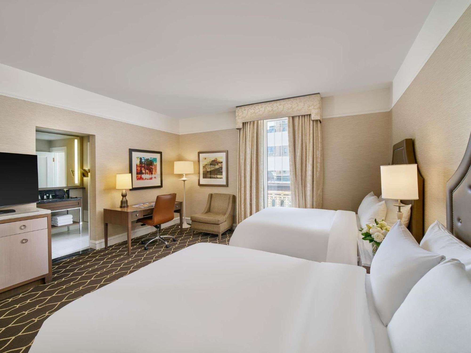 Deluxe Doppelzimmer mit 2 Doppelbetten und Blick auf die Stadt oder den Innenhof