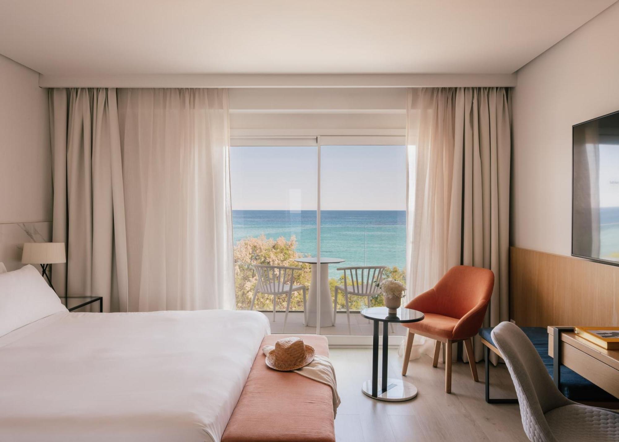 Deluxe Room Frontal Sea View