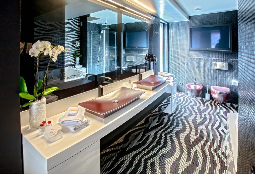 Luxuriöse Spa Suite mit Meerblick und Indoor/Outdoor-Whirlpool auf der Terrasse