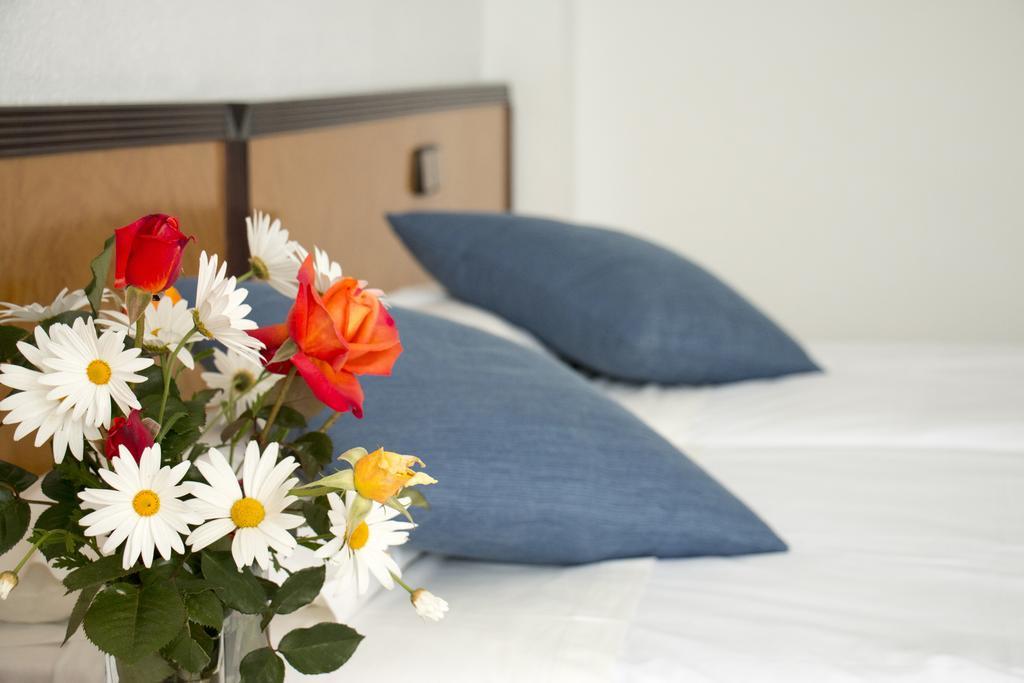 Dreibettzimmer mit seitlichem Meerblick