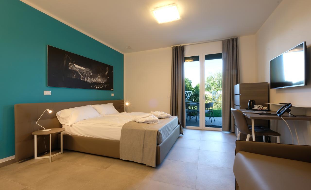 Deluxe Room,572169759:JPEG