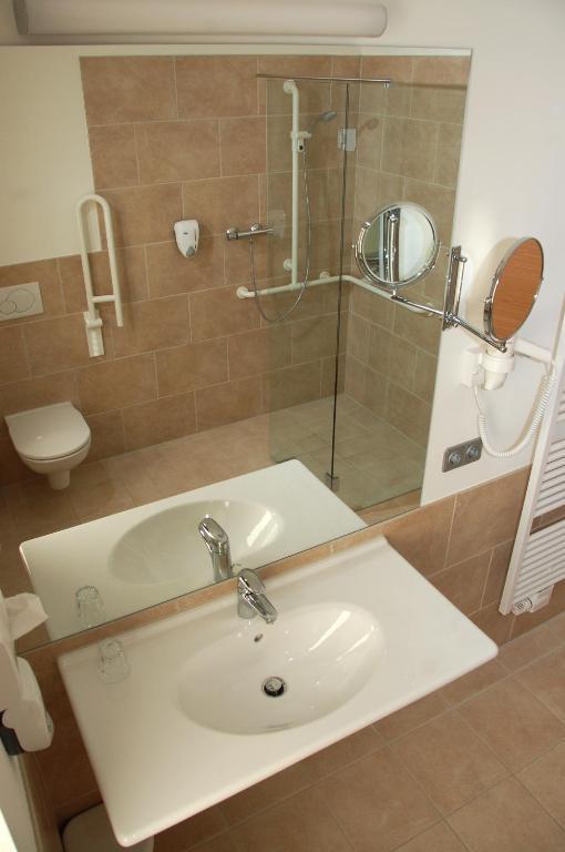 Double or Twin Room Disability Access