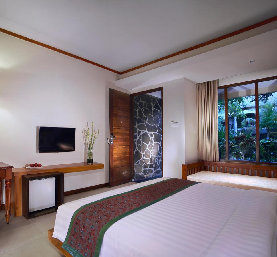 Deluxe Zimmer mit Kingsize-Bett und Poolblick