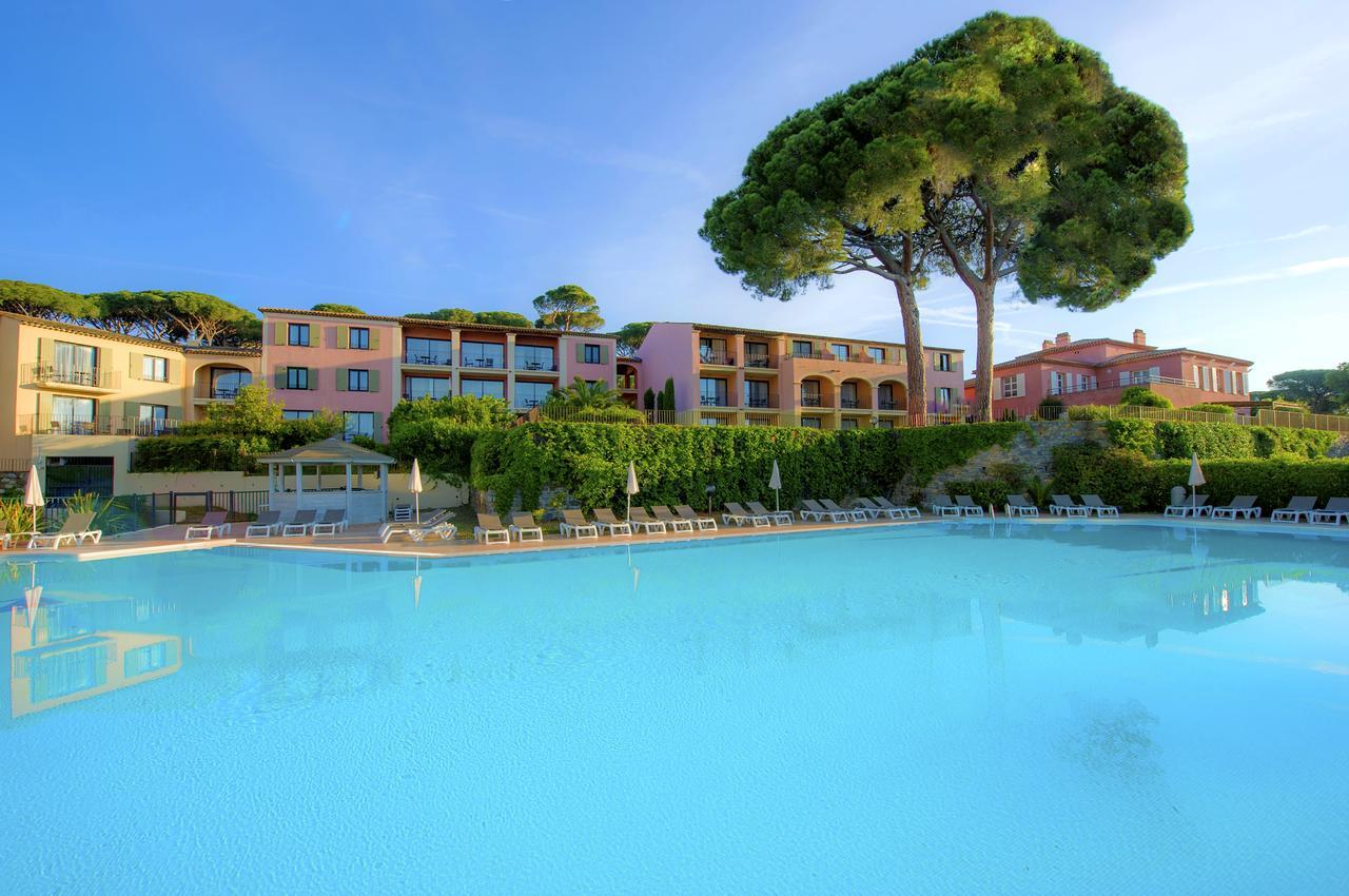 Club Dreibettzimmer mit Poolblick
