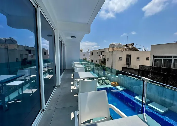  Sunny Blue Hotel