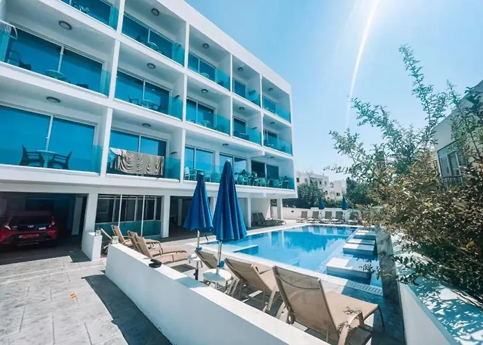  Sunny Blue Hotel
