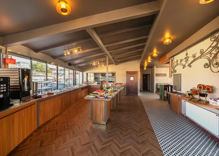 Resort: Triton Hotel