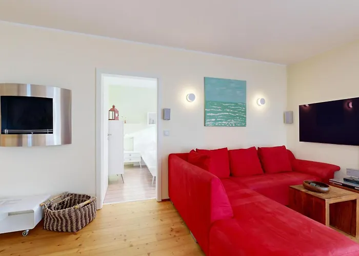 Hotel nahe College: strandnahe FeWo mit 2 Schlafzimmern und Terrasse, Villa am Kurpark, Binz