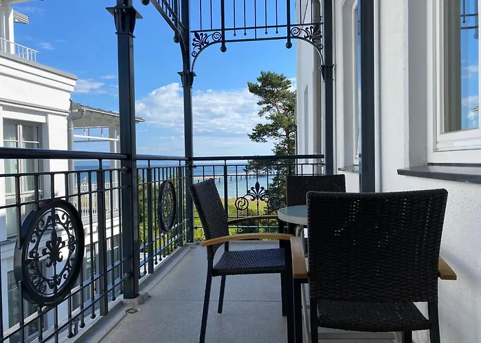 Villa Strandblick in Binz, FeWo direkt am Strand mit Balkon und seitlichem Meerblick