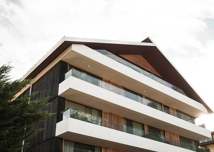 Hotel nahe College: La Paula Apartments & Suites