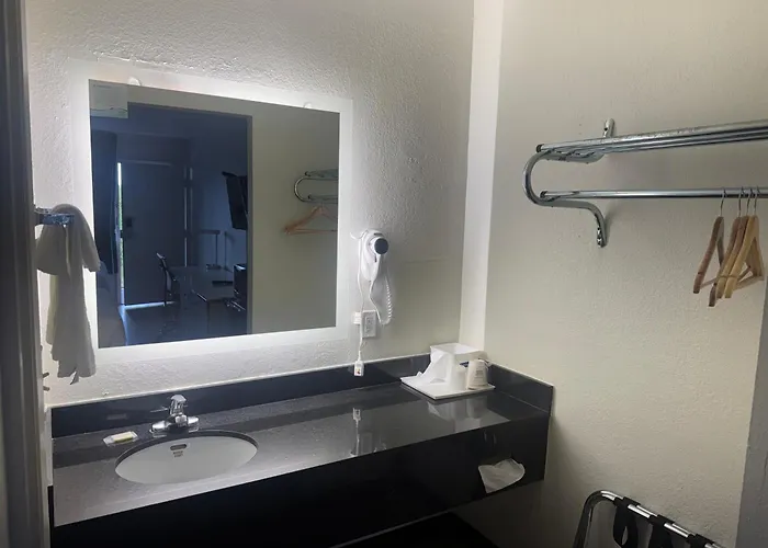 Travelodge By Wyndham Fort Myers North